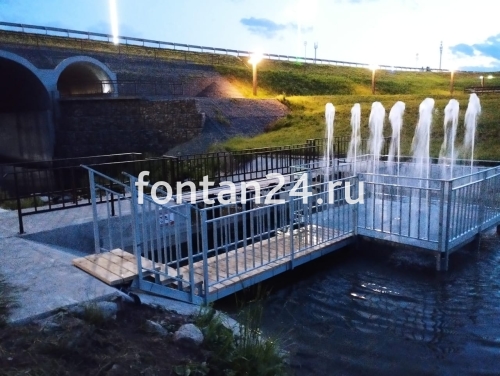 Пешеходный фонтан на воде